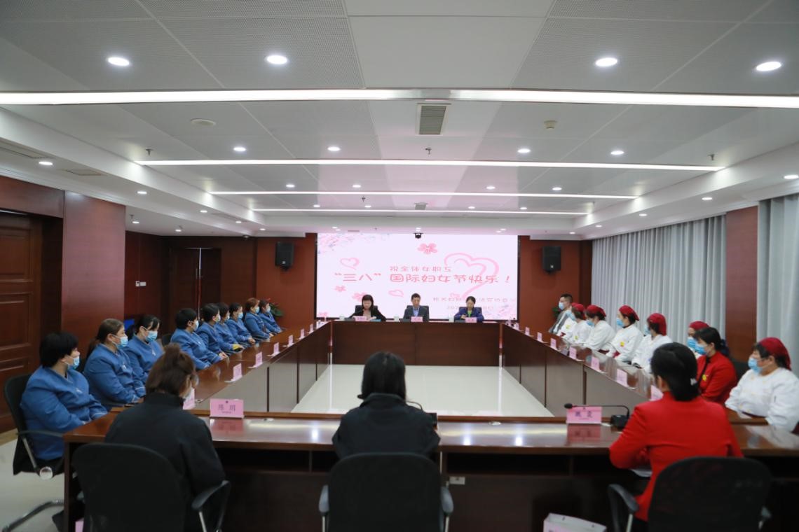 法院領(lǐng)導(dǎo)“三八”婦女節(jié)，慰問金運物業(yè)女職工